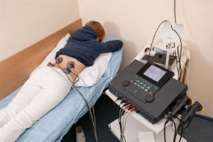 Электрофорез тағайындалады пациенттерге емдеу үшін ауырсынудың бел мен қабыну процесін тоқтату